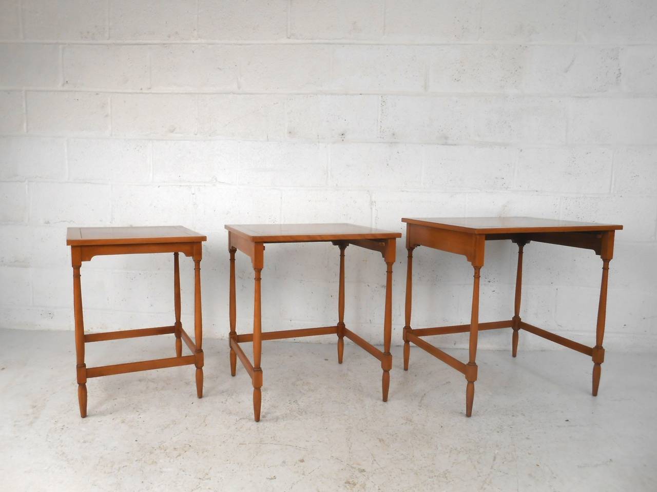 Set aus drei verschachtelten Tischen von Hekman (Holz) im Angebot