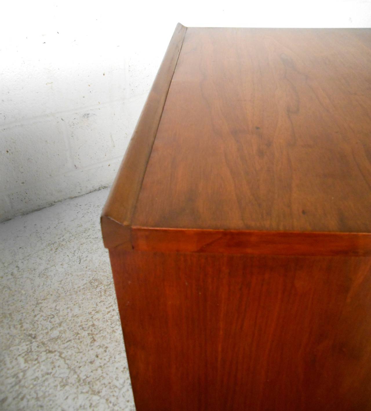 Pair Md-Century Modern Louvered Drawer Walnut Nightstands In Good Condition In Brooklyn, NY