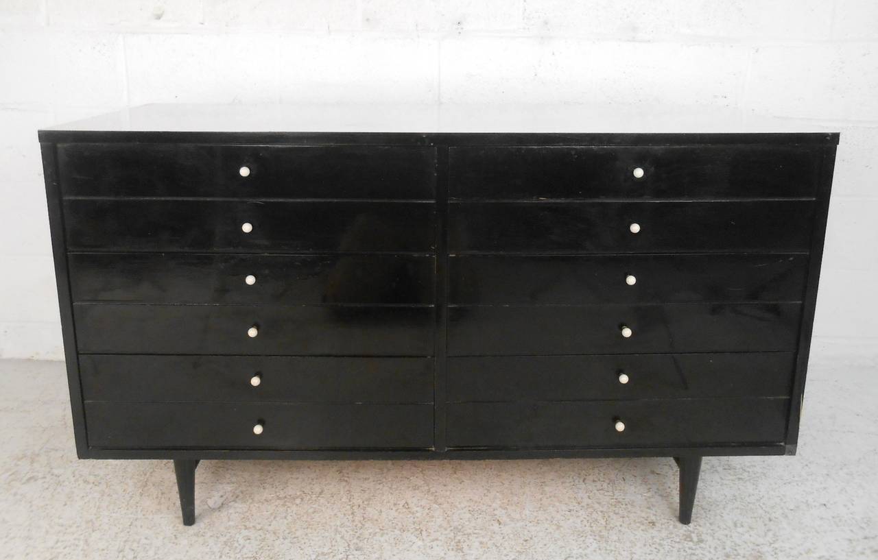 Mid-Century Modern Paul McCobb Style Dresser by American of Martinsville In Good Condition In Brooklyn, NY