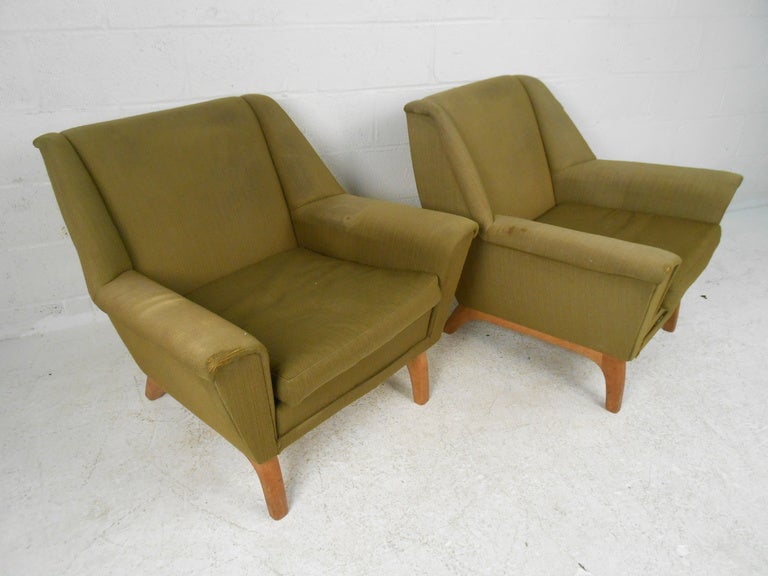Unknown Pair of Danish Modern Lounge Chairs For Sale
