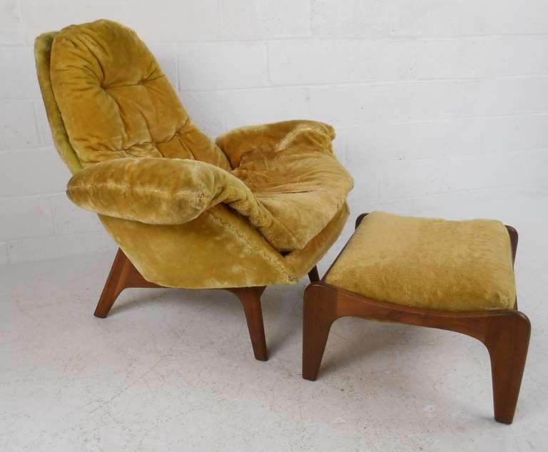 This iconic vintage Pearsall chair features sculptural design, offering a wonderful mix of style and comfort. Paired with matching ottoman this unique and impressive lounge chair makes a striking addition to any interior. Vintage gold velvet with