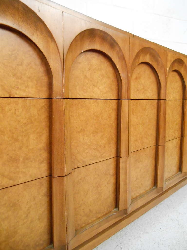 Thomasville Nussbaum Kommode (Moderne der Mitte des Jahrhunderts)