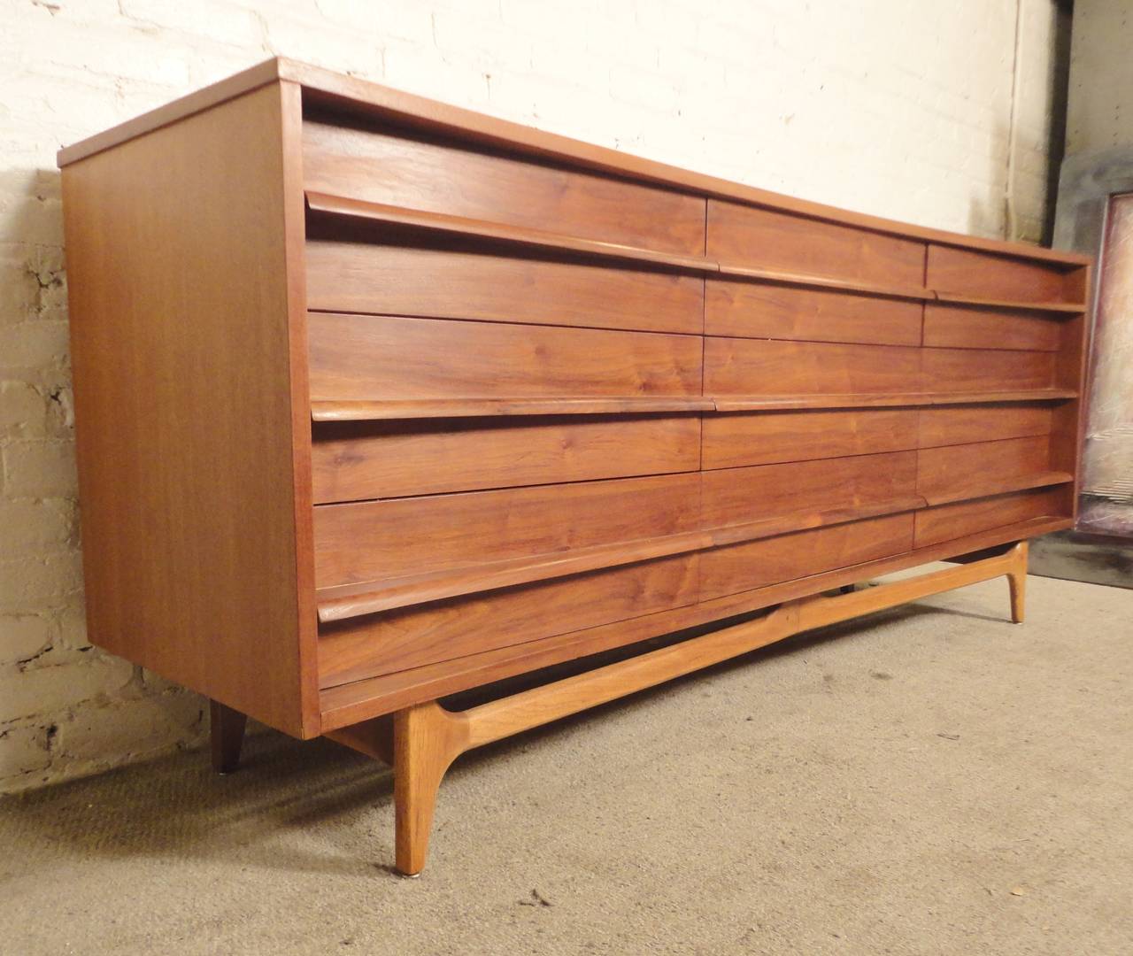 Dramatic Mid-Century Curved Front Dresser In Excellent Condition In Brooklyn, NY