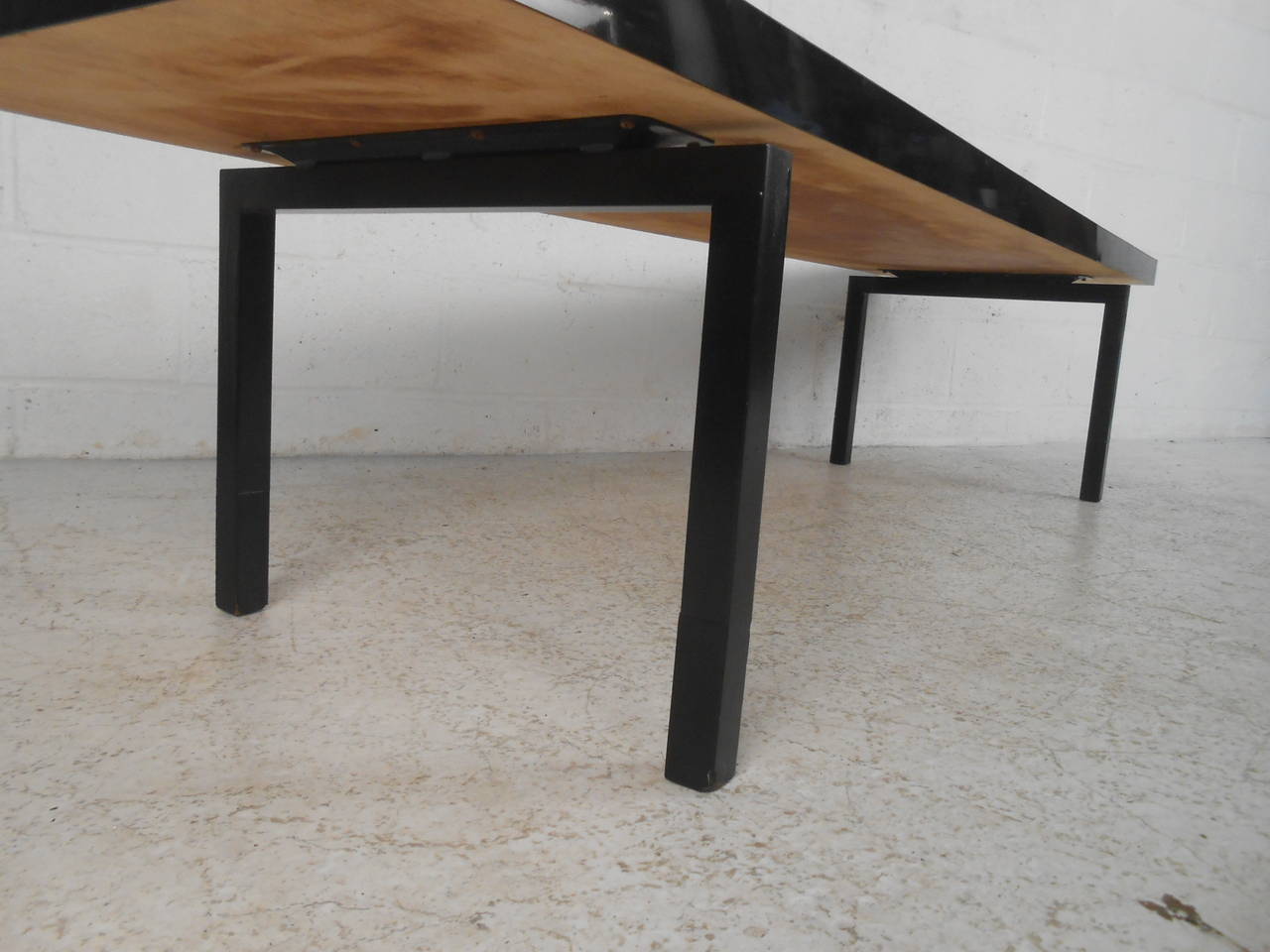 Fin du 20e siècle Table basse moderne vintage avec plateau en cuivre martelé en vente