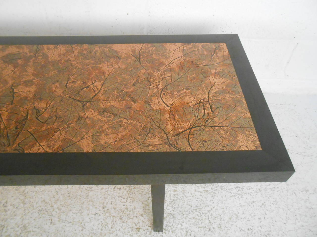 Bois Table basse moderne vintage avec plateau en cuivre martelé en vente