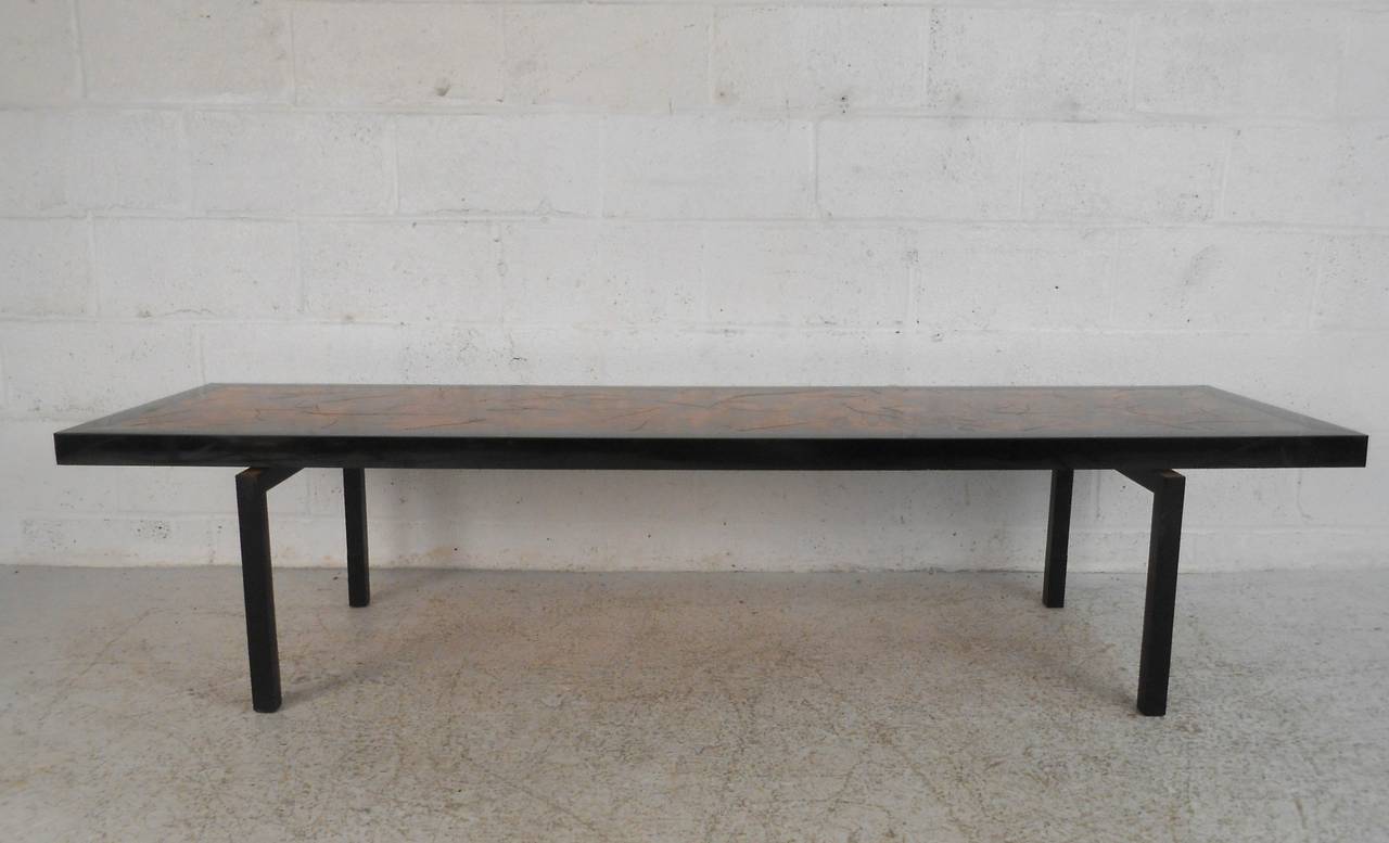 Mid-Century Modern Table basse moderne vintage avec plateau en cuivre martelé en vente