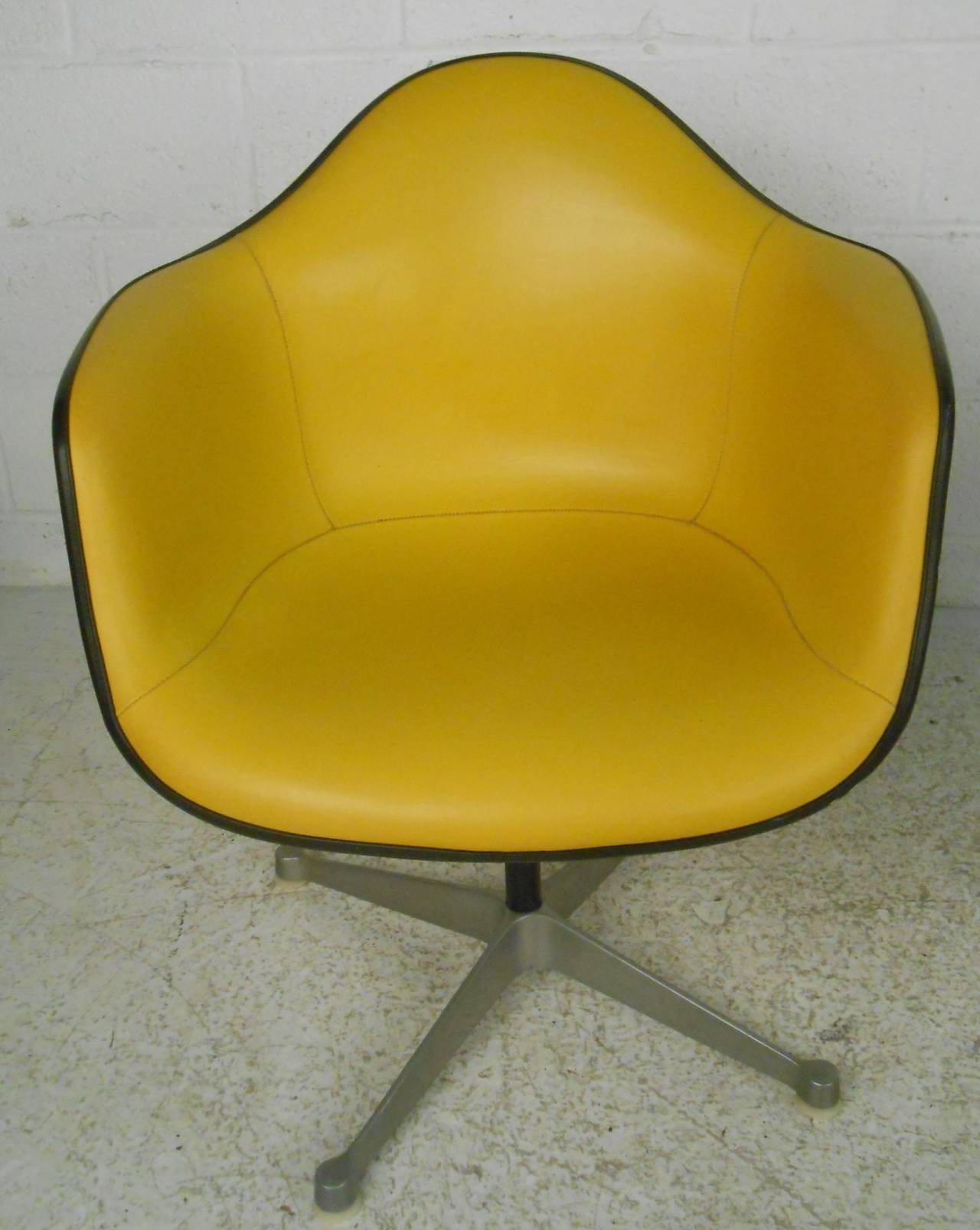 Americano Coppia di sedie a secchiello Charles Eames per Herman Miller in vendita