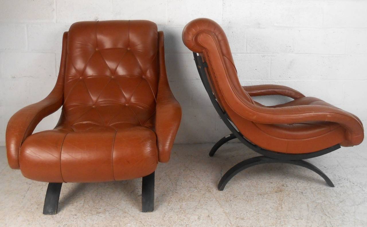 Mid-Century Modern Pair of Midcentury Tufted Leather Lounge Chairs