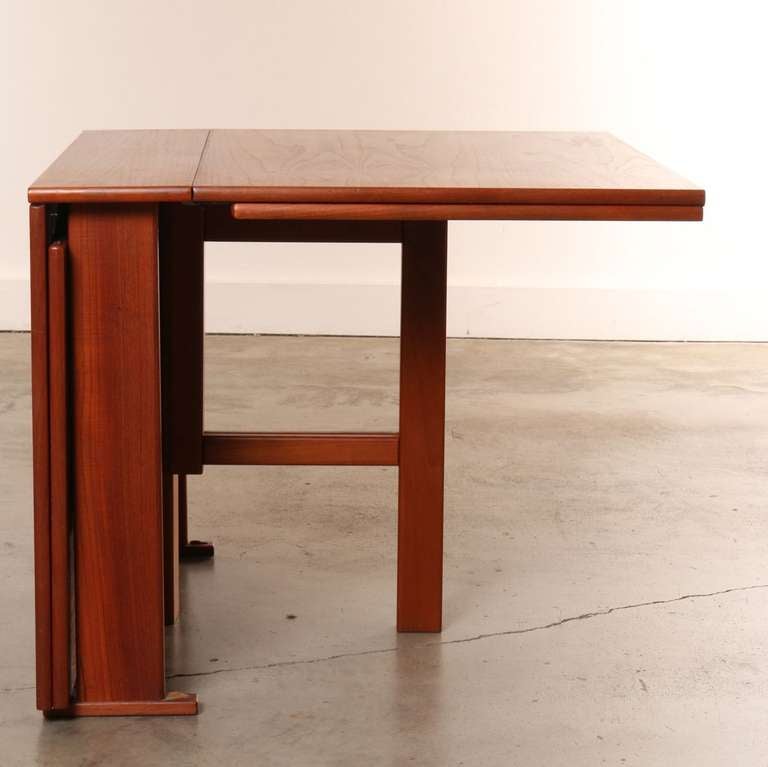 Expandable Gate Leg Danish Teak Dining Table In Good Condition In Los Angeles, CA