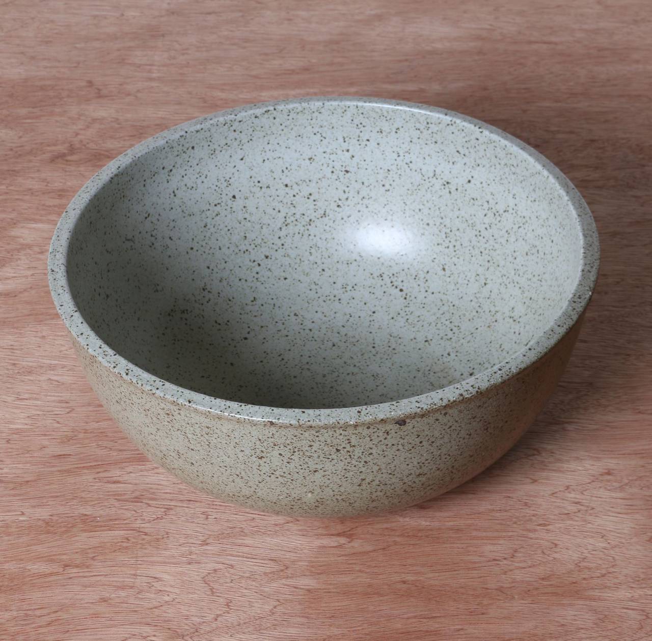 Majestic, speckled glazed stoneware bowl by David Cressey in grey and brown tones. Created for Architectural Pottery / Terra Major Gourmet-Ware in the 1970s by David Cressey, one of the leading ceramicists of the Mid-Century era. 

This ceramic