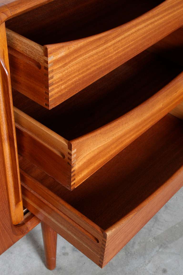 Large Danish Teak Sideboard Credenza, 1960s In Good Condition In Los Angeles, CA