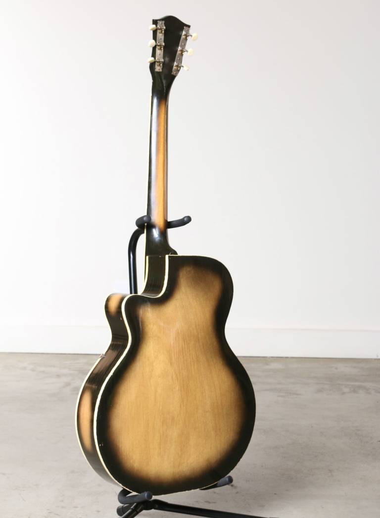 The look of this guitar stopped us in our tracks, we were thrilled to find that it's sound is just as captivating. Perfect for playing jazz and blues it features a single cut-a-way body, adjustable floating bridge, machine head turners, medium