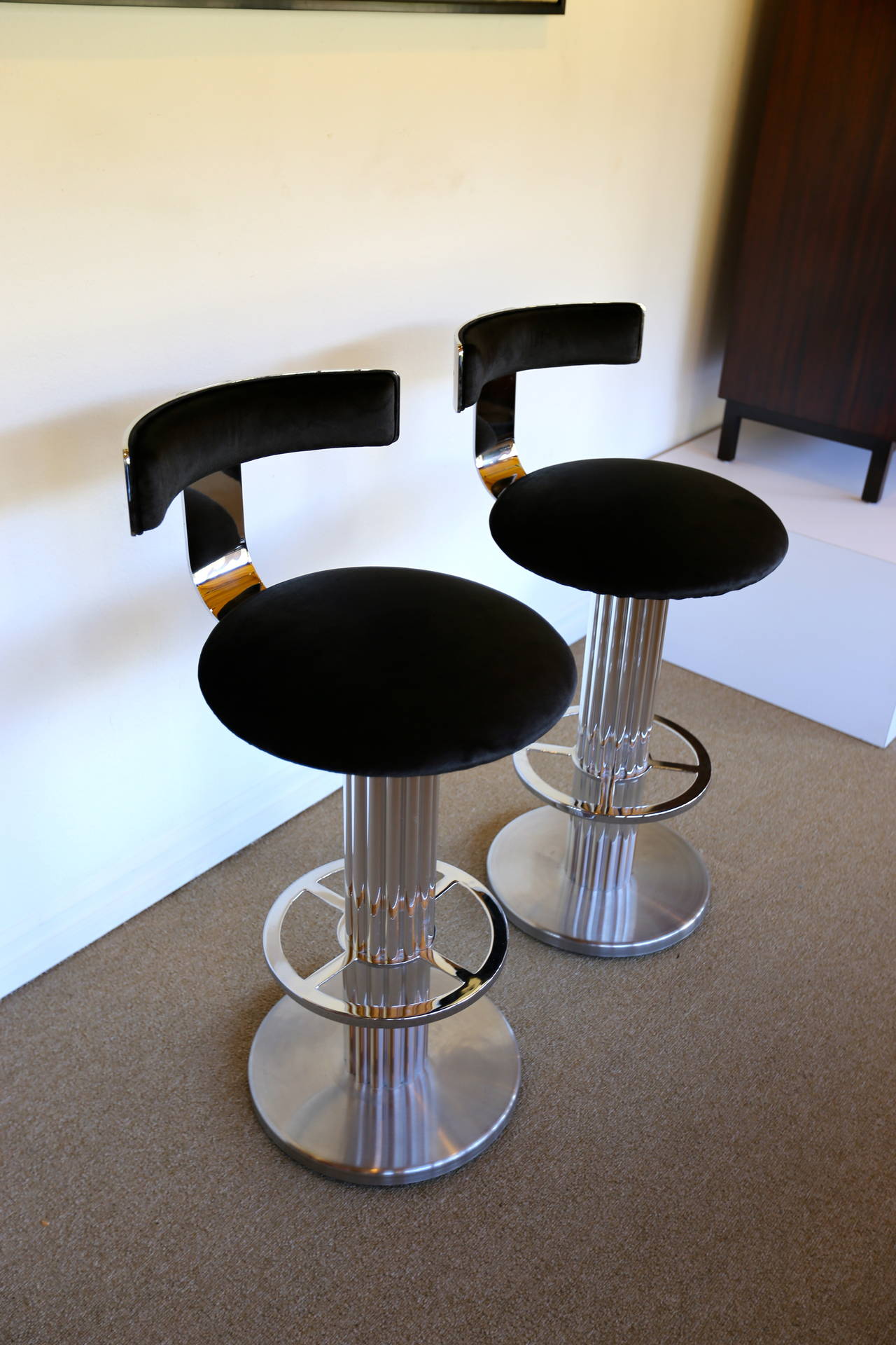 Pair of Swivel Bar Stools by Designs for Leisure 1