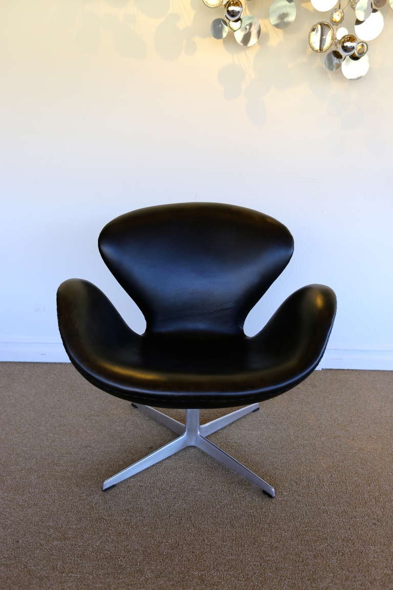 Mid-Century Modern Early Arne Jacobsen Swan Chair