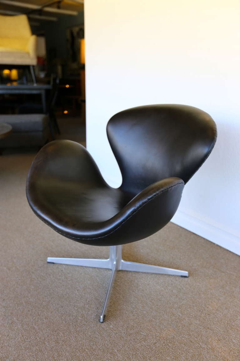 Early Arne Jacobsen Swan Chair In Excellent Condition In Costa Mesa, CA