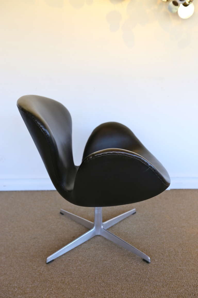 Early Arne Jacobsen Swan Chair 1