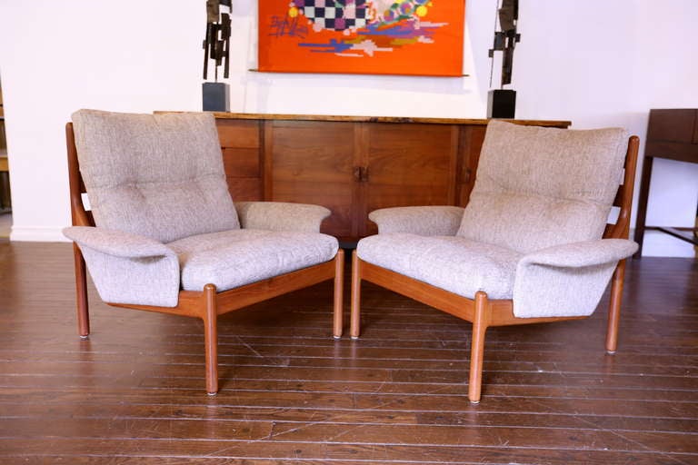 Mid-Century Modern Pair of Lounge Chairs by Niels Bach