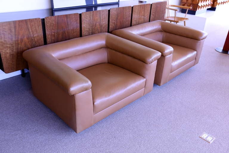American Pair of Oversized Brown Leather Lounge Chairs by Edward Wormley for Dunbar