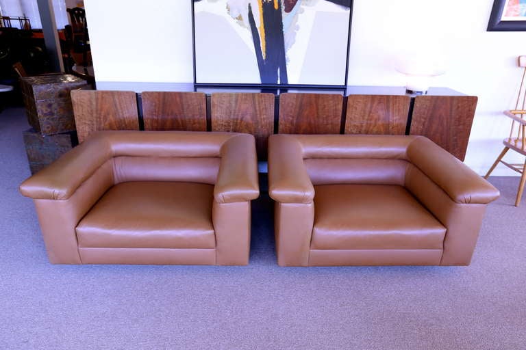 Mid-Century Modern Pair of Oversized Brown Leather Lounge Chairs by Edward Wormley for Dunbar