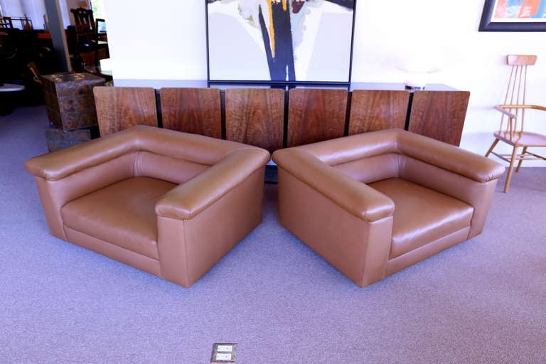 Mid-20th Century Pair of Oversized Brown Leather Lounge Chairs by Edward Wormley for Dunbar
