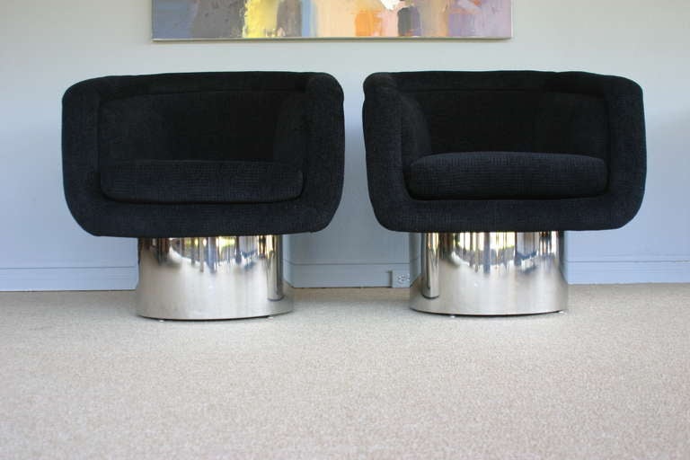 Pair of swivel tub chairs by Leon Rosen for Pace Collection  In Excellent Condition In Costa Mesa, CA