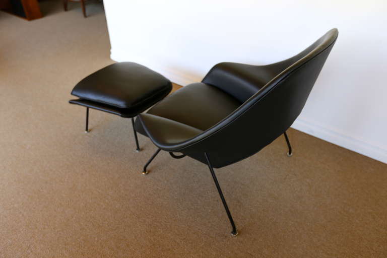 Mid-Century Modern Early Black Leather Eero Saarinen ''Womb Chair'' for Knoll