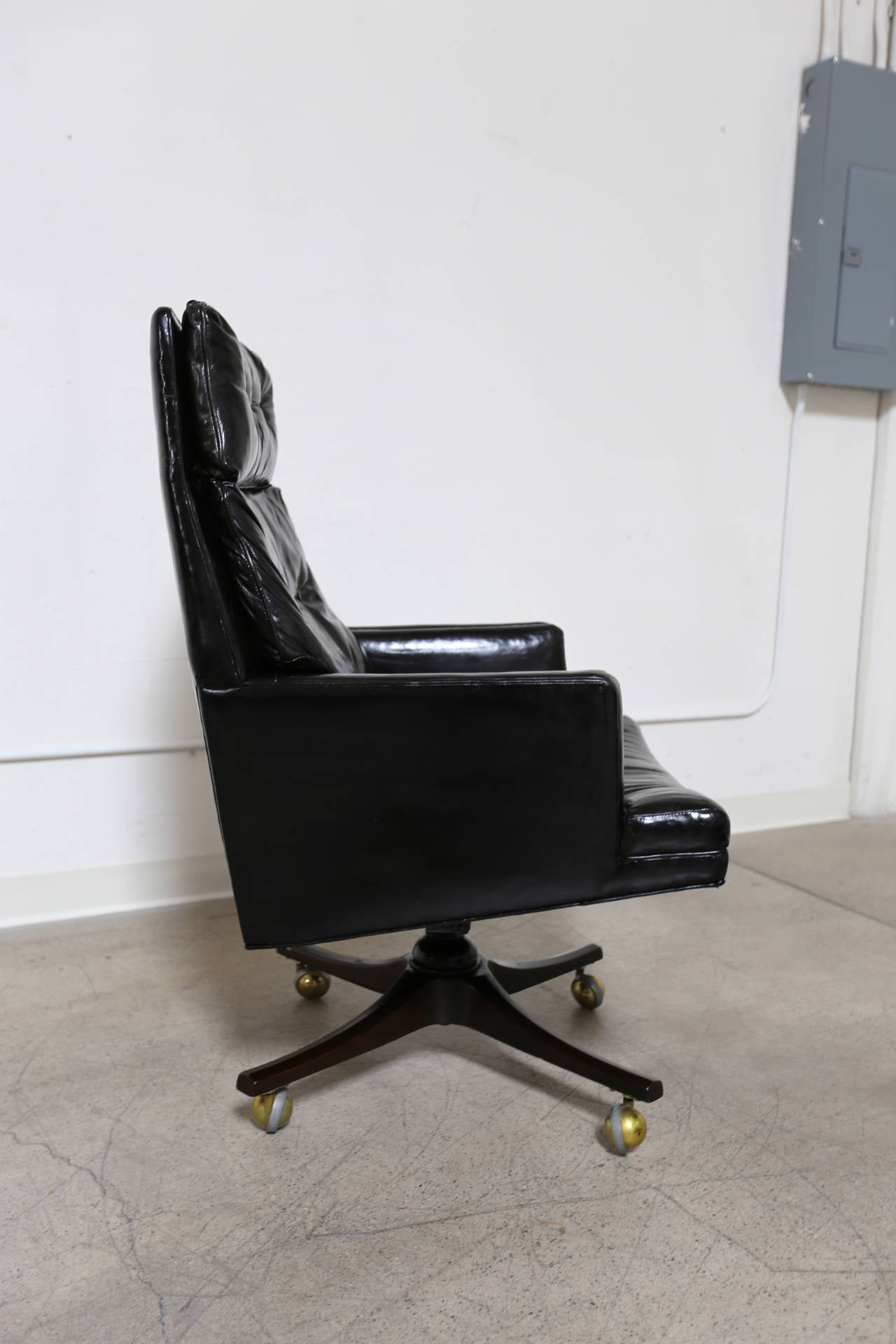 Mid-Century Modern Leather Executive Desk Chair by Edward Wormley for Dunbar