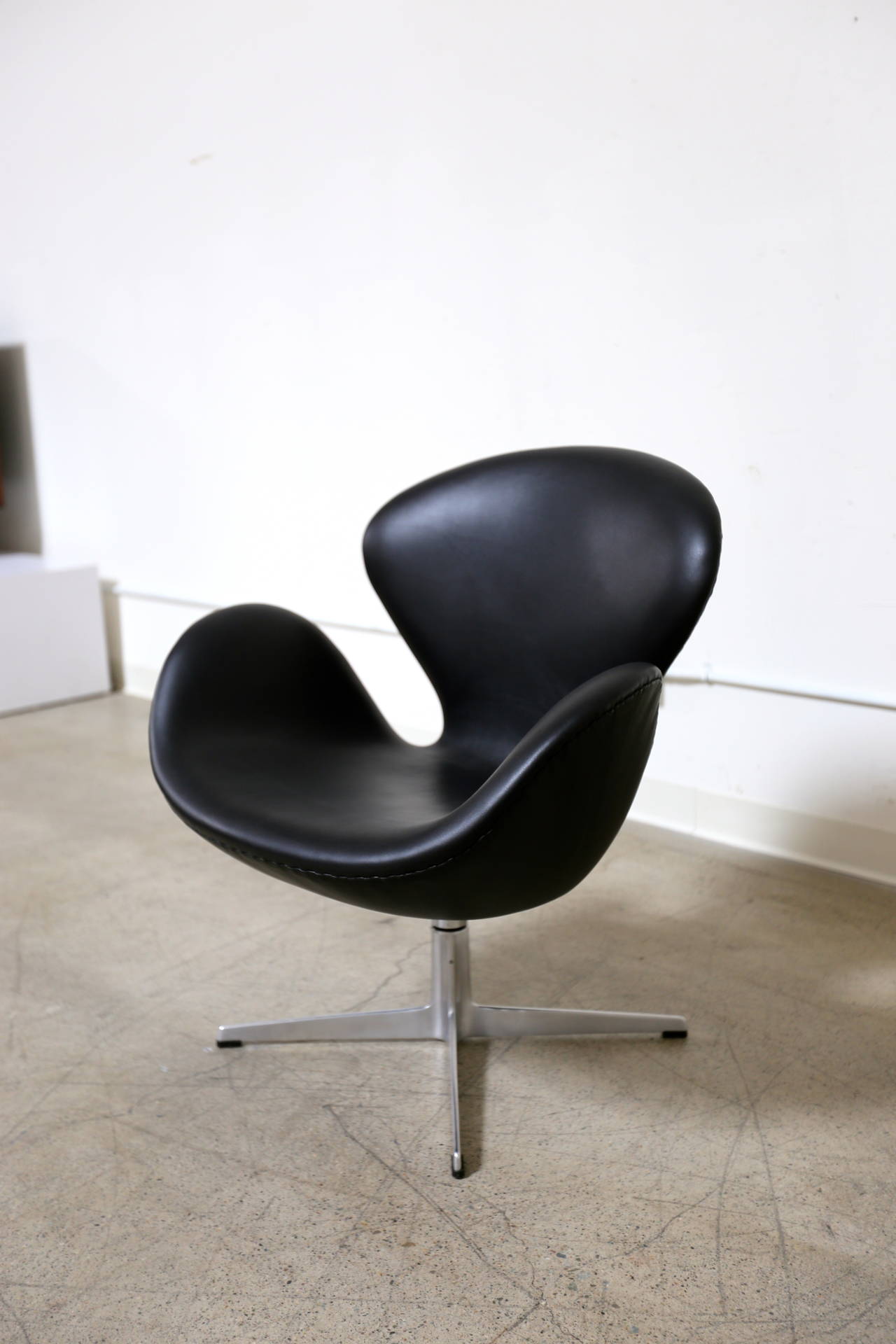 Leather swivel tilt swan chair by Arne Jacobsen for Fritz Hansen.