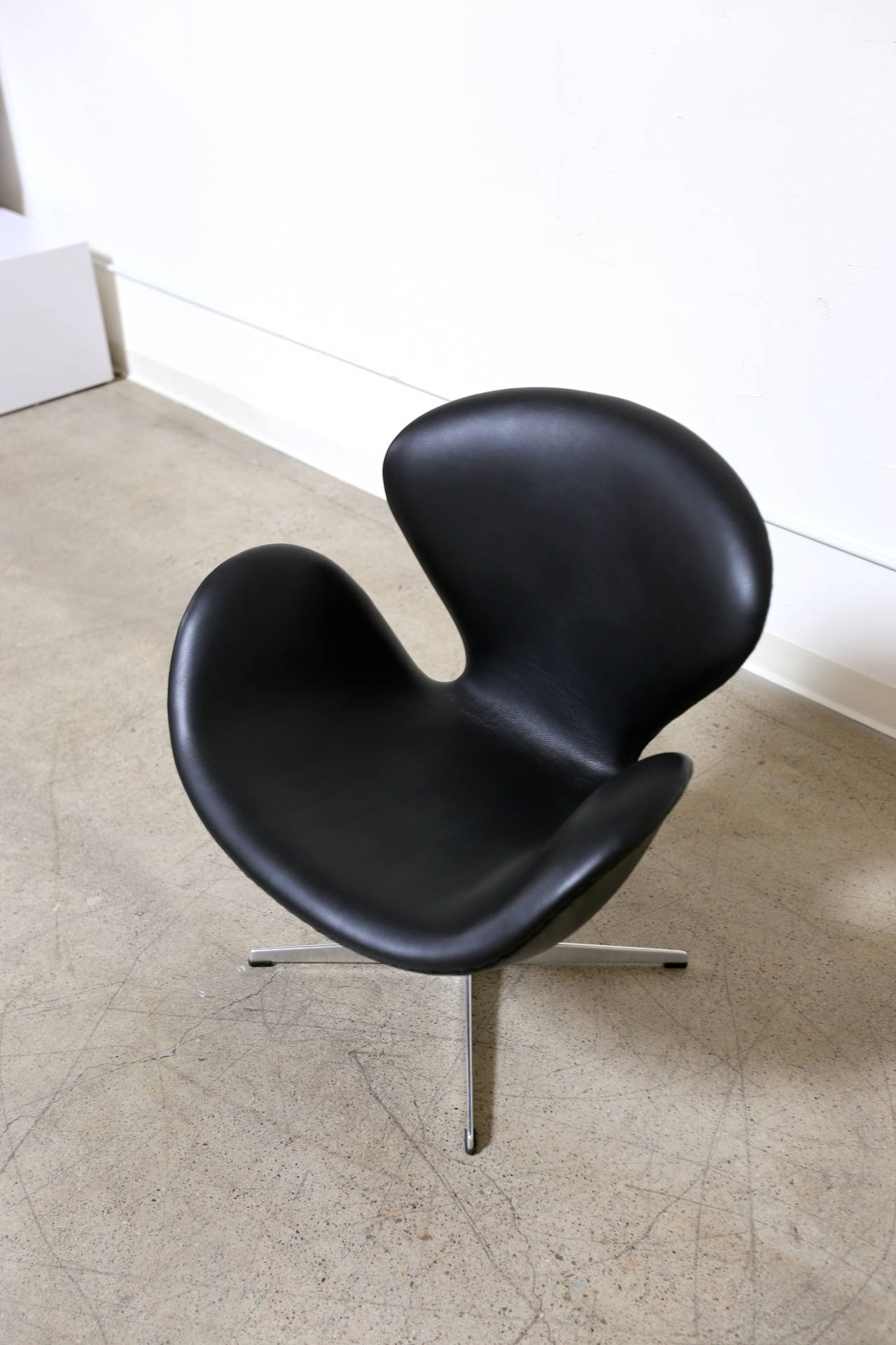 20th Century Leather Swivel Tilt Swan Chair by Arne Jacobsen for Fritz Hansen