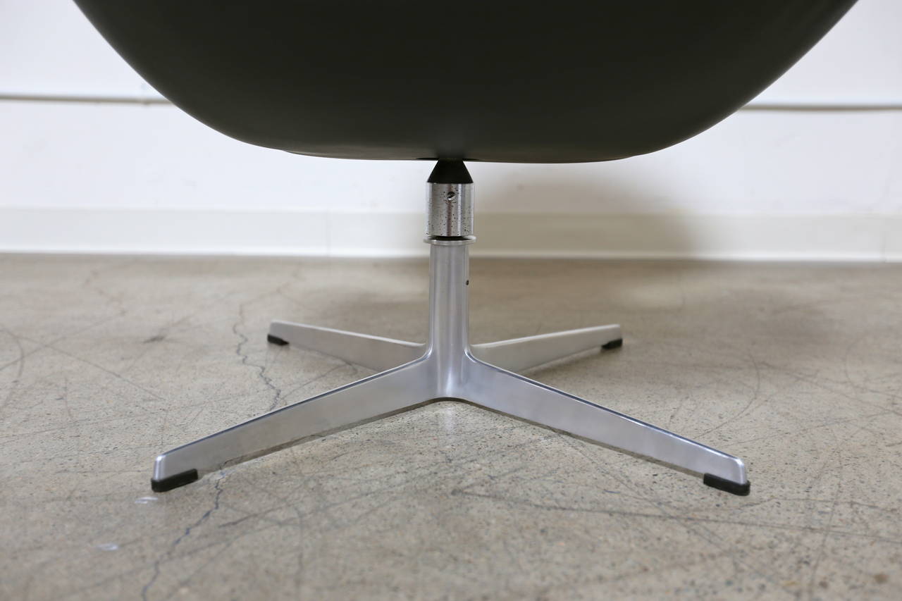 Danish Leather Swivel Tilt Swan Chair by Arne Jacobsen for Fritz Hansen