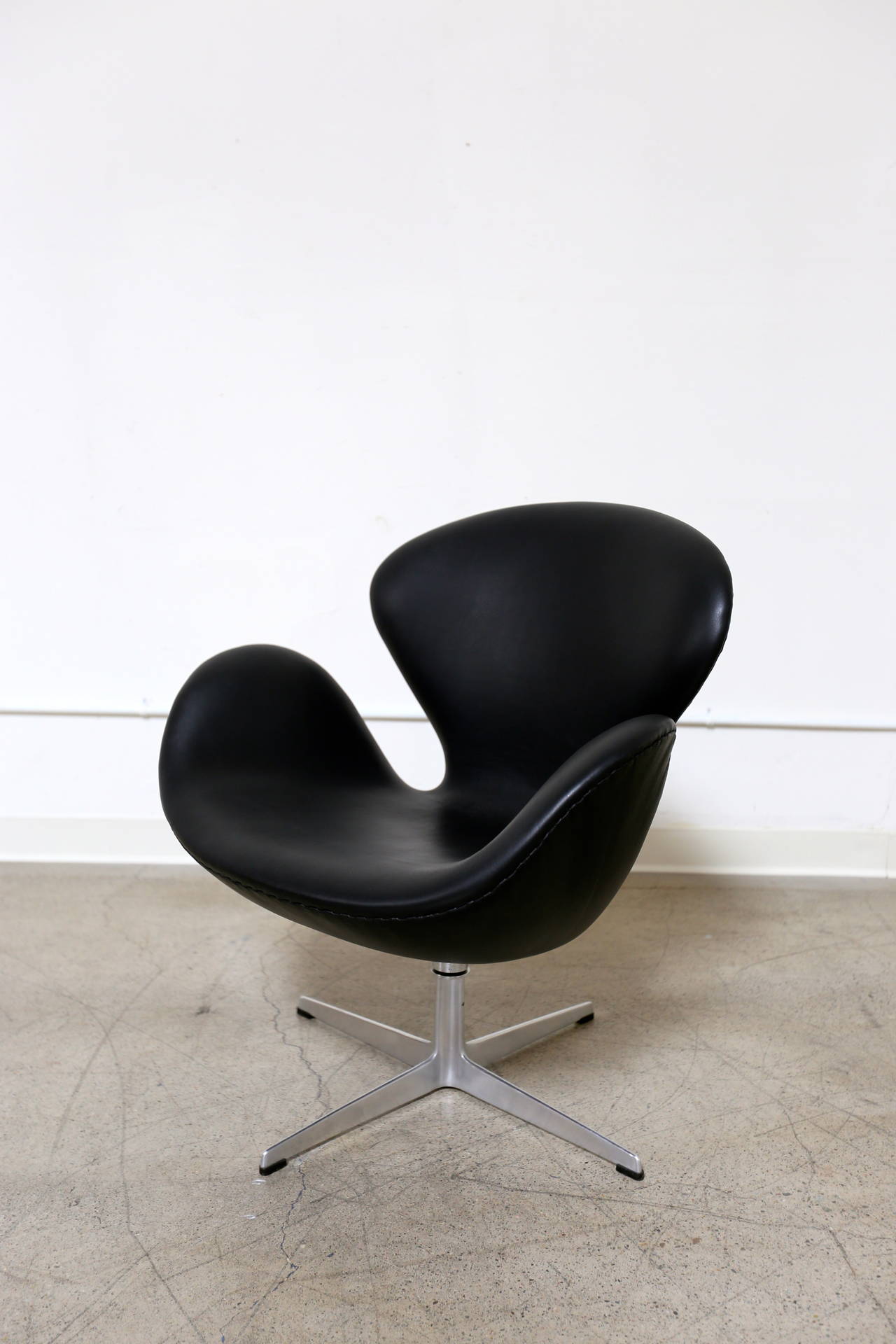 Mid-Century Modern Leather Swivel Tilt Swan Chair by Arne Jacobsen for Fritz Hansen