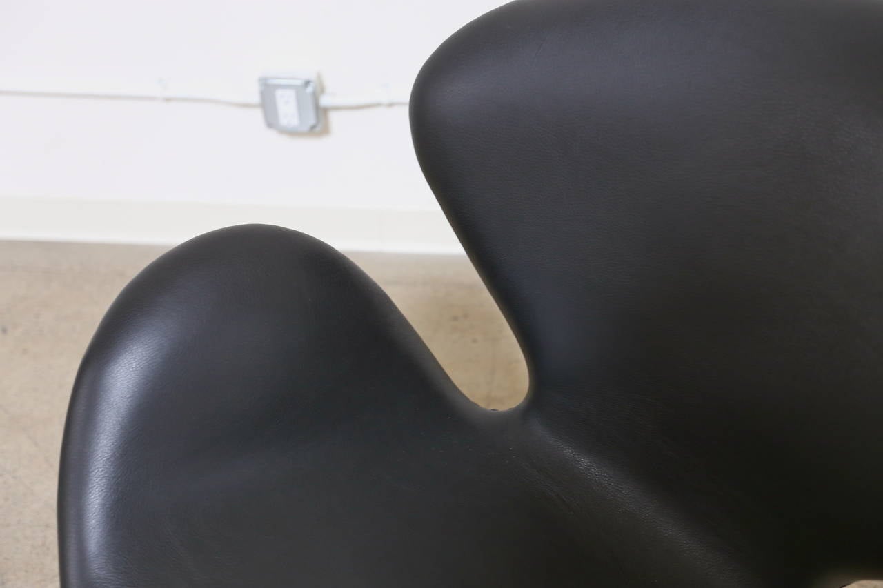 Leather Swivel Tilt Swan Chair by Arne Jacobsen for Fritz Hansen In Excellent Condition In Denton, TX
