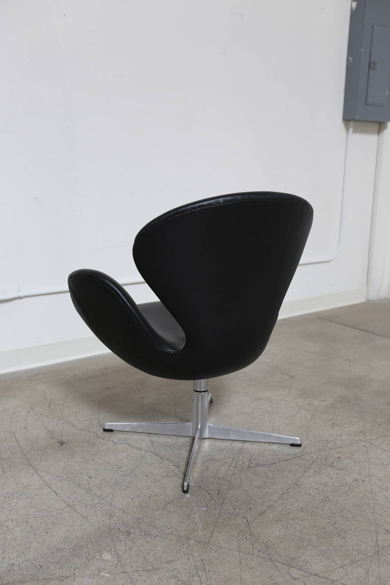 Aluminum Leather Swivel Tilt Swan Chair by Arne Jacobsen for Fritz Hansen