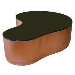 Grande table basse biomorphique personnalisée en cuivre et granit