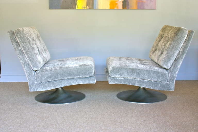 Mid-Century Modern Pair of Swivel & Tilt Lounge Chairs by Milo Baughman