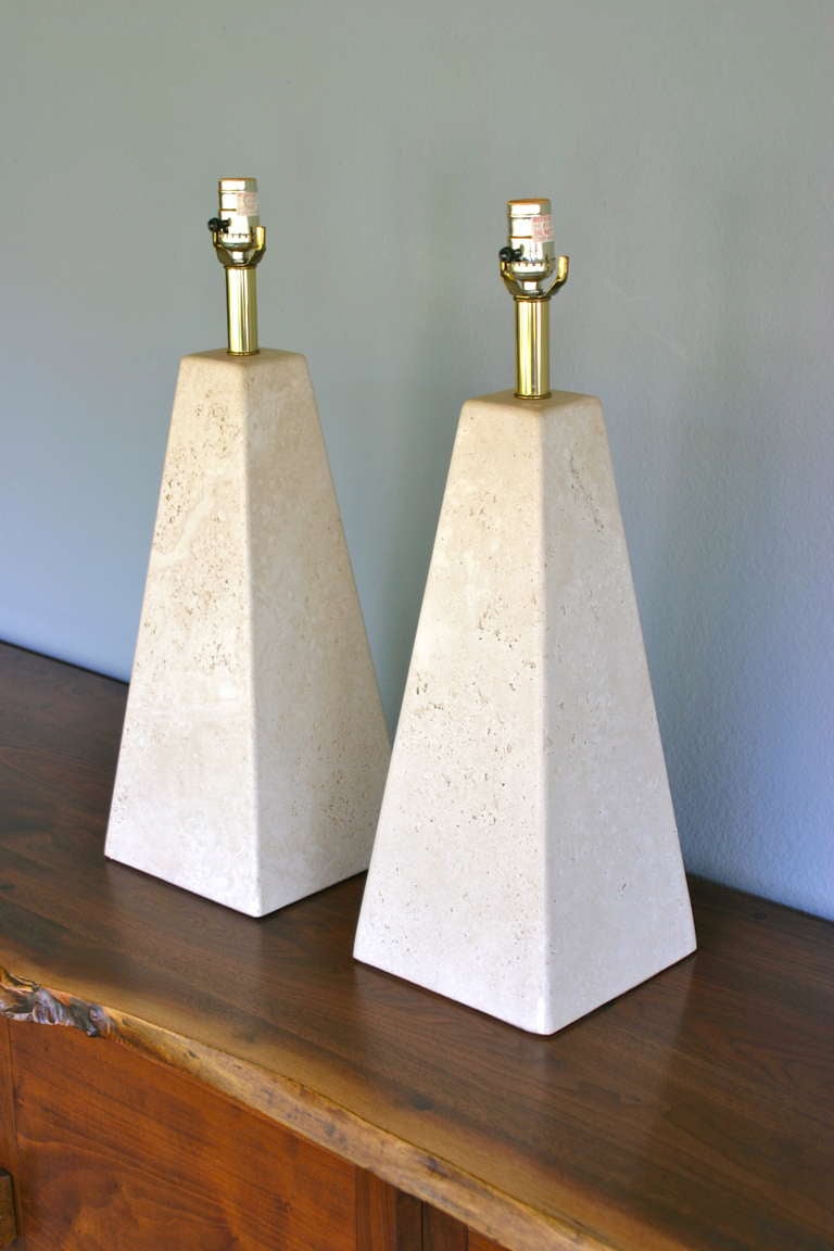 Paire de lampes en travertin en forme de pyramide