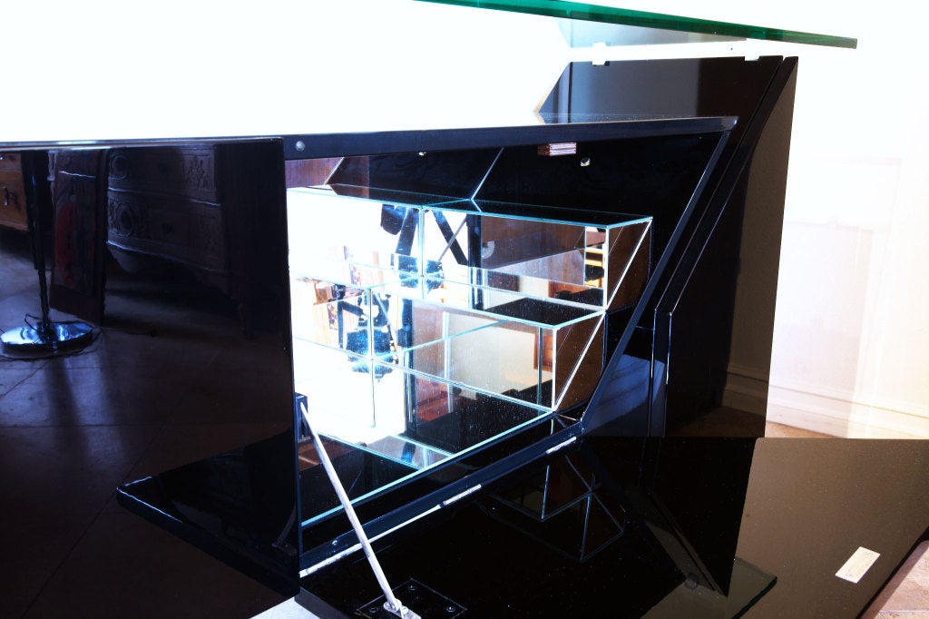 Sleek Black Lacquered Sideboard by Gorgoni Luigi 1983 In Excellent Condition In San Juan Capistrano, CA