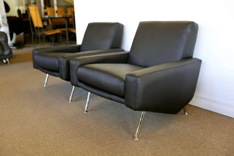 Mid-20th Century Pair of Leather Lounge Chairs by Pierre Guariche for Airborne France
