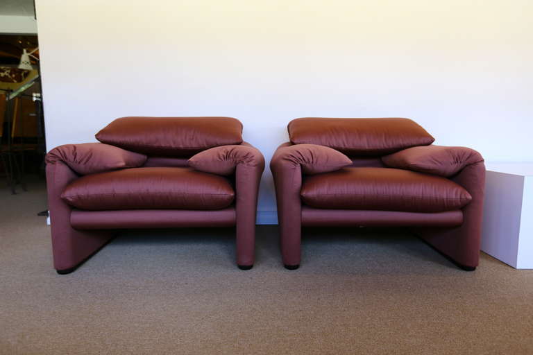 Mid-Century Modern Pair of Vico Magistretti Lounge Chairs for Cassina