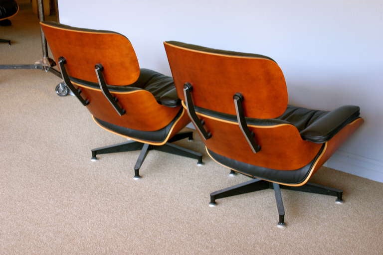 20th Century Pair Of Eames Lounge Chairs W/ Ottomans For Herman Miller