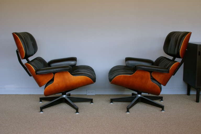 American Pair Of Eames Lounge Chairs W/ Ottomans For Herman Miller