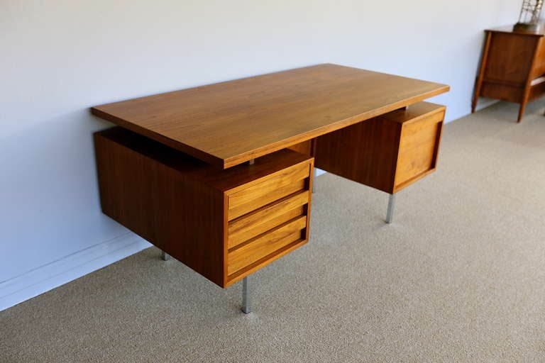 Walnut executive desk by John Keal In Excellent Condition In Costa Mesa, CA