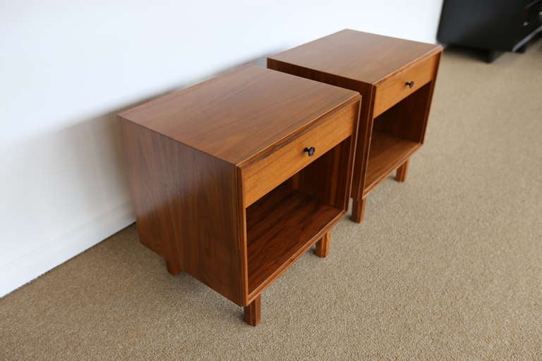Pair Of Walnut Nightstands By Richard Thompson For Glenn Of California In Excellent Condition In Costa Mesa, CA