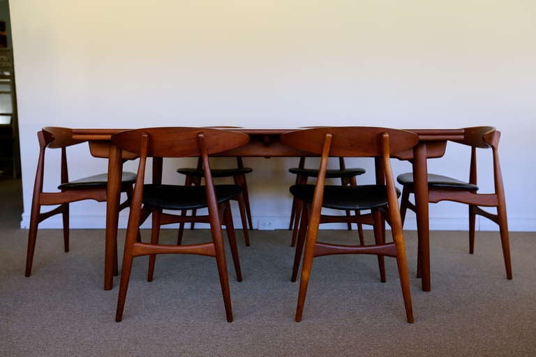 Hans Wegner dining set consisting of six CH 33 chairs and a expanding Hans Wegner dining table.  Both for Carl Hansen.