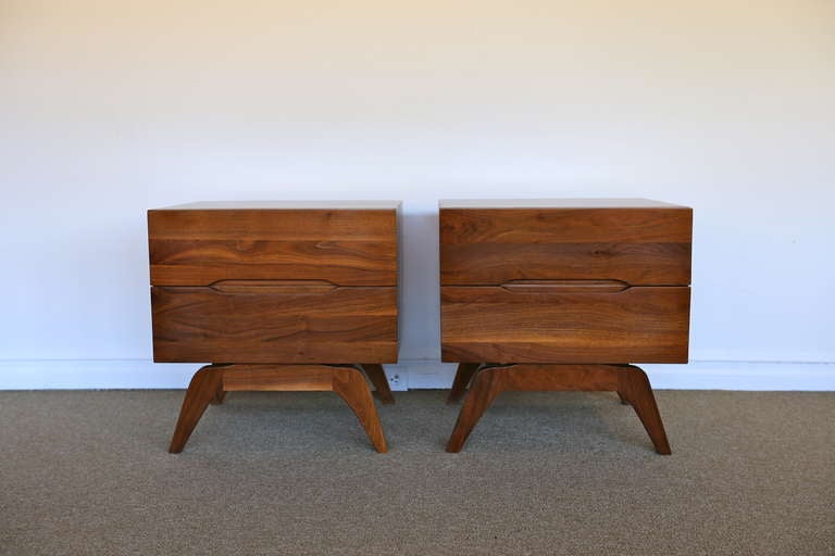 Pair Of Solid Walnut Nightstands With Sculptural Legs In Excellent Condition In Costa Mesa, CA