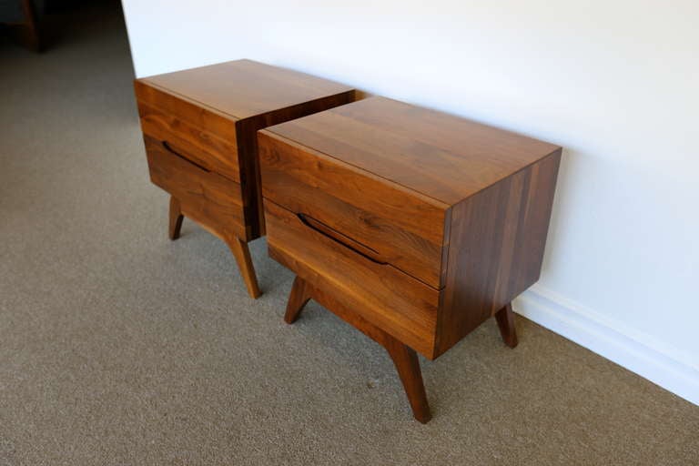 Mid-Century Modern Pair Of Solid Walnut Nightstands With Sculptural Legs