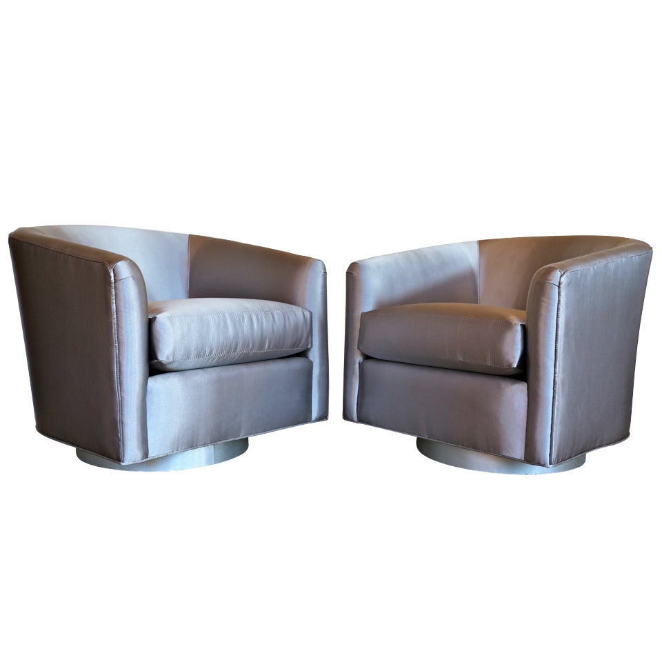 Pair of Silver Swivel Lounge Chairs by Milo Baughman