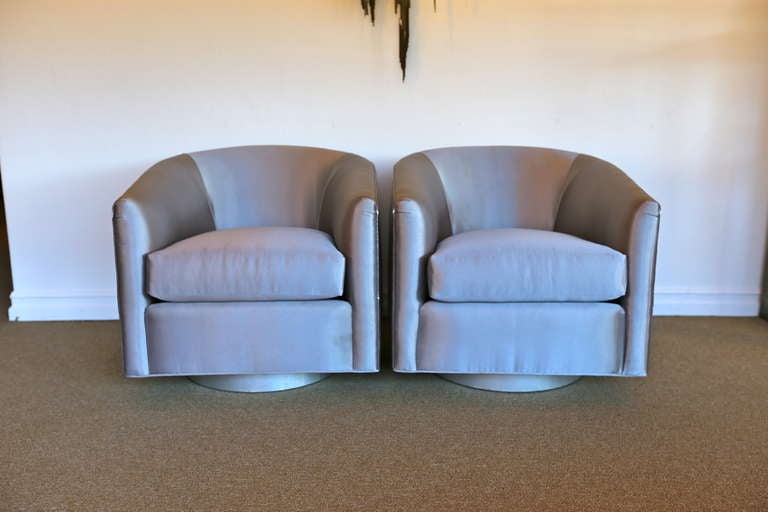 Pair of Silver Swivel Lounge Chairs by Milo Baughman In Excellent Condition In Costa Mesa, CA