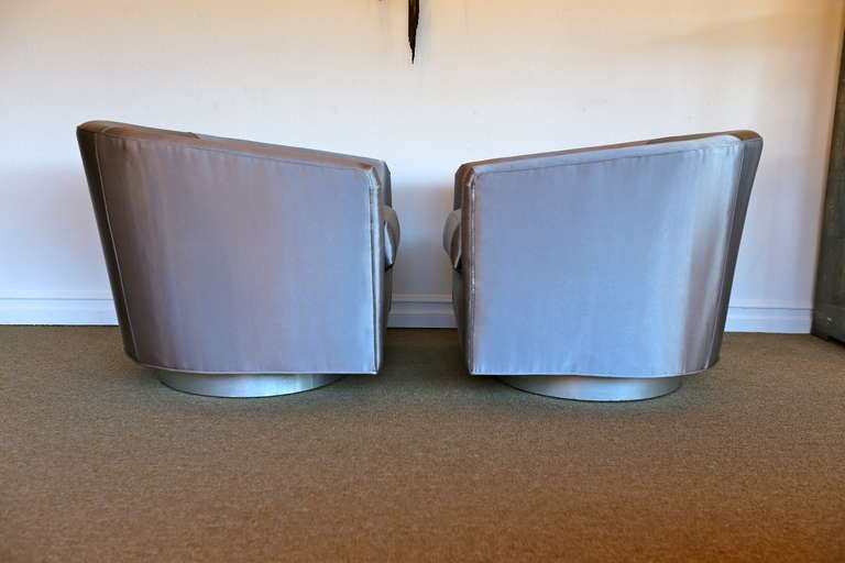 Mid-Century Modern Pair of Silver Swivel Lounge Chairs by Milo Baughman