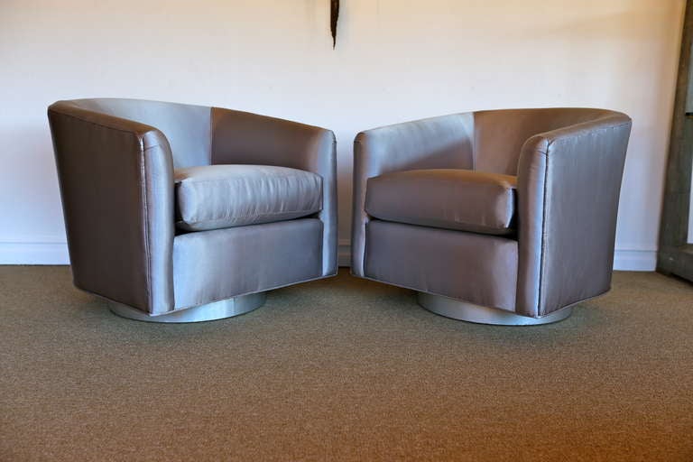 Pair of Silver Swivel Lounge Chairs by Milo Baughman for Thayer Coggin. Brushed metal Bases.